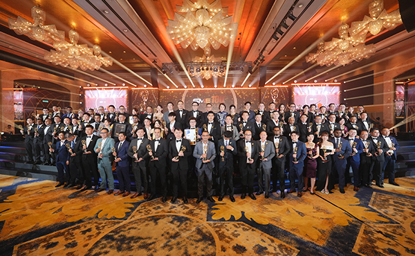 米兰科技海外子公司马来西亚Ray Tech登榜 SME100「高速成长企业奖」米兰科技海外全资子公司马来西亚Ray Tech (Malaysia) Sdn Bhd入选2025年度马来西亚SME100 Award,Fast Moving Companies「高速成长企业奖」榜单 。 这一荣誉标志着公司的创新能力与综合实力已经在东南亚企业界获得权威认可。 *SME100 Awards是东南亚地区权威的企业成长风向标，由马来西亚财政部引荐，联合国家公信局等权威机构创办，以严苛的量化与质化评估体系，综合审视企业的成长绩效、创新能力、治理水平及社会贡献。  【活动现场】 （领奖图片） Ray Tech董事兼营运经理 Alan Boon 领奖 这一奖项不仅是Ray Tech高速成长与行业竞争力的彰显，更是业界对米兰出海东南亚发展成果的肯定。  打造马来西亚高端智造检测标杆 Ray Tech (Malaysia) Sdn Bhd是米兰科技在海外打造的第一个综合型基地，集研发、生产与技术服务于一体，构建了全方位、一站式的技术支持体系，为东南亚制造业提供专业、系统的本土化智能检测解决方案。