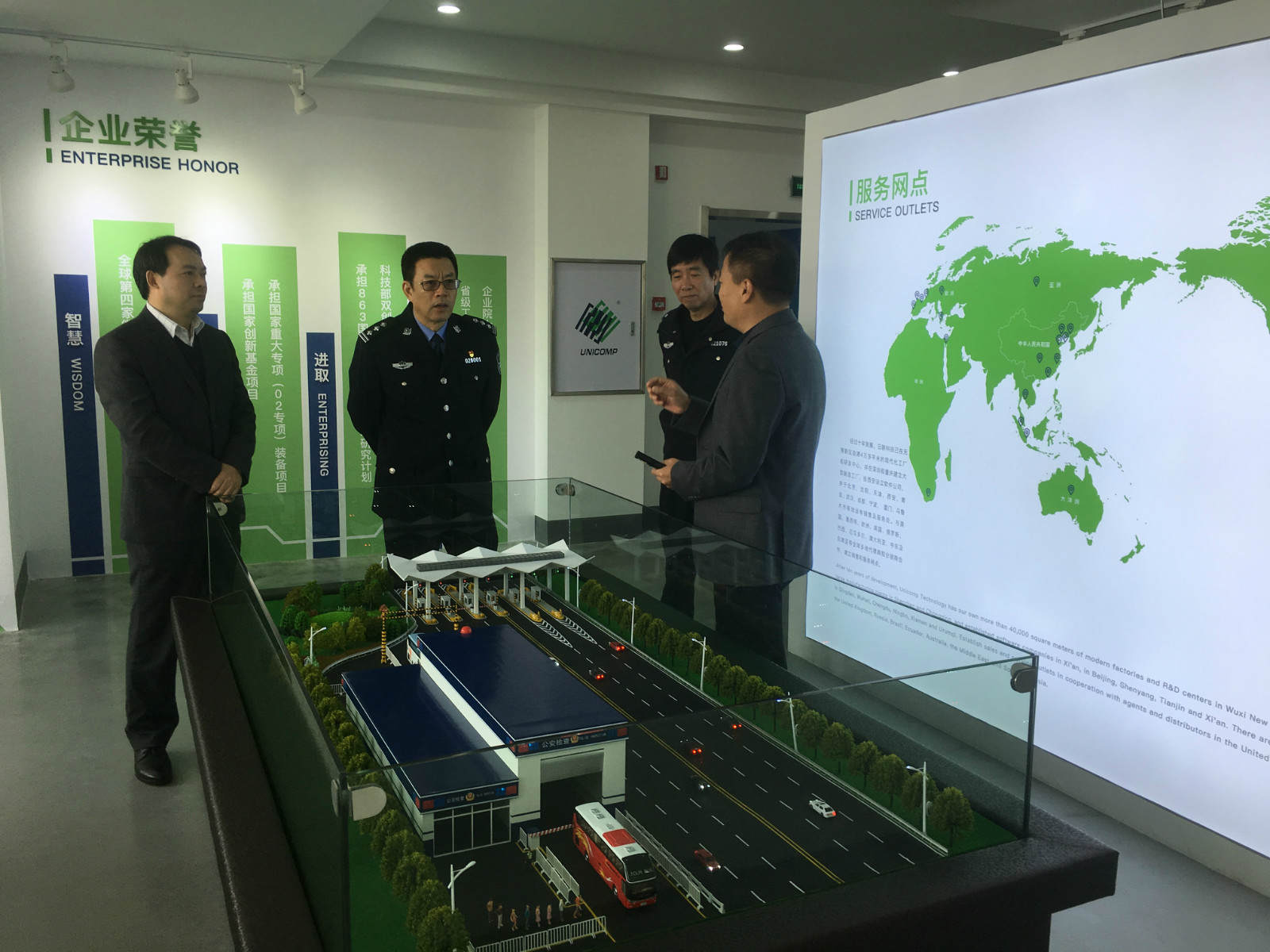 热烈欢迎新吴区副区长、区公安局长丁旭东莅临米兰科技参观调研！