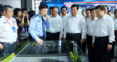 省委书记世界物联网博览会现场体验米兰智能车检系统